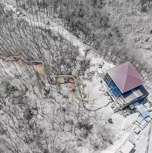 354' elevation with a bedway length of 866'! Passengers descend at around 19 miles per hour! Built in 51 sections and two months to assemble. CMT9K6 Aerial.jpg